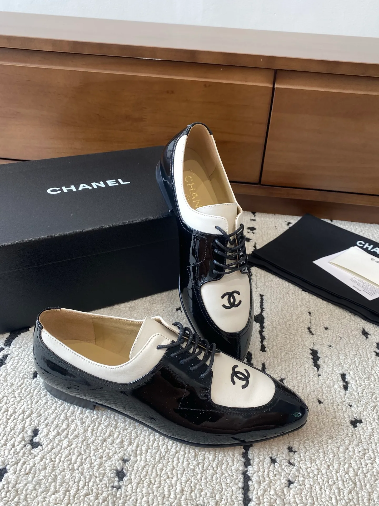 👟👟Ex-factory price 580👟👟 🍀CHANEL｜Chanel Xiaoxiang 25C new autumn and winter products, pointed-toe flat-soled deep-mouth shoes, full of retro style, elegant shoe shape, very pleasing to look at. The pointed toe makes the feet become thinner and looks slender. The classic double-C electric alluring design is particularly fashionable and elegant. The upper is made of top calf patent leather and the lining is silk sheepskin. It is super comfortable. Italian imported cowhide leather outsole. Size: 35-39 (customized 40/41) 👉 👉 👉 Buy now 👉 Buy now 👉